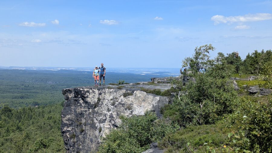 Auf dem Gipfelplateau des Děčínský Sněžník (deutsch: Hoher Schneeberg).
