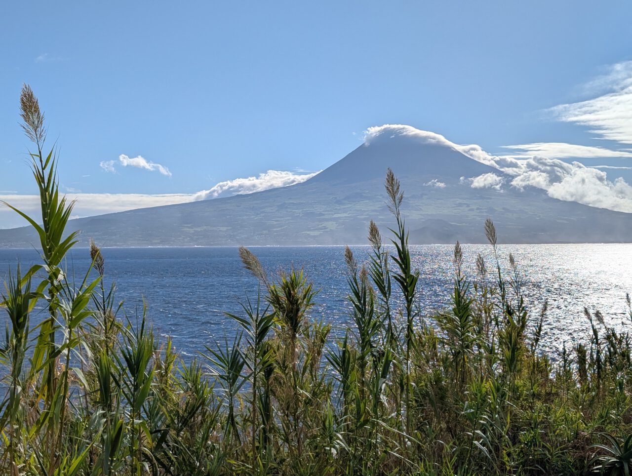 Blick zum Pico von der Insel Fajal