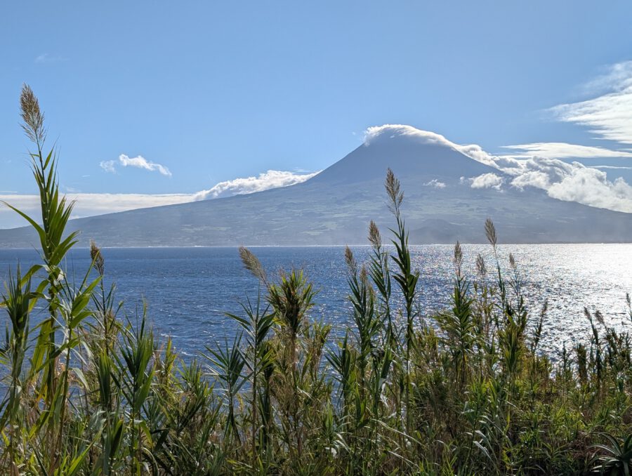 Blick zum Pico von der Insel Fajal